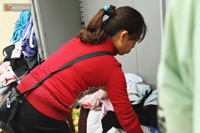 Cái kết buồn của tủ quần áo ai thừa ủng hộ, ai thiếu đến lấy ở Hà Nội: Người gom đồ từ thiện đi bán, người tặng cả áo rách, quần lót cũ - Ảnh 10.