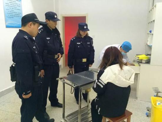 Đau khổ vì chia tay với bạn trai, cô gái trẻ livestream cắt cổ tay tự tử - Ảnh 3. Đau khổ vì chia tay với bạn trai, cô gái trẻ livestream cắt cổ tay tự tử - Ảnh 3.