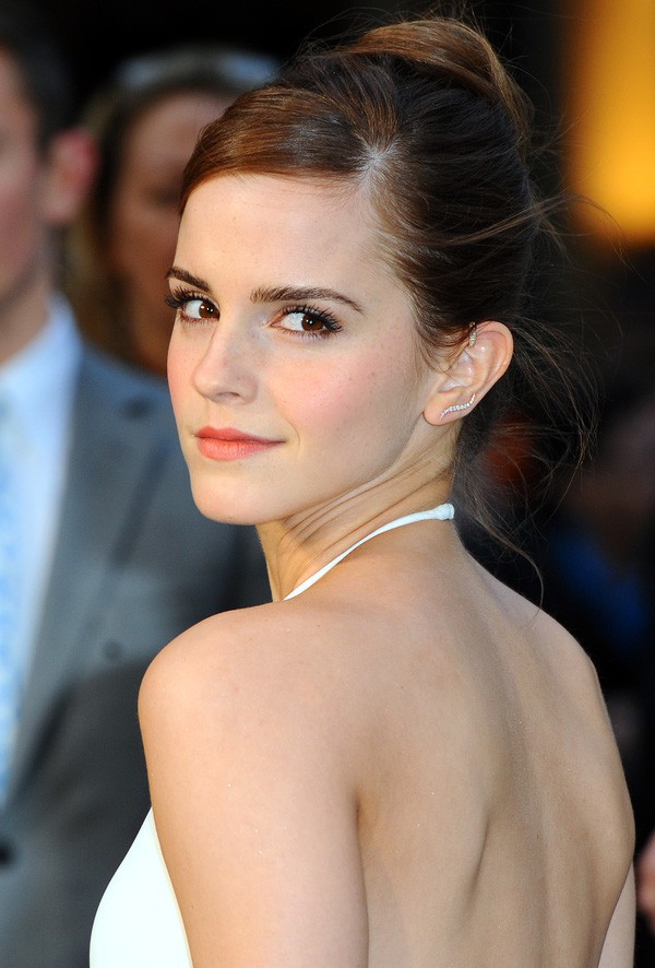 Đổi gió với tóc mái nham nhở, tưởng trẻ hơn nhưng Emma Watson lại bị dìm nhan sắc thực sự - Ảnh 4.