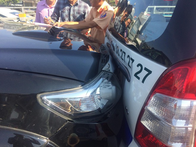 Va chạm 3 xe ô tô ở cầu vượt Hàng Xanh, đôi vợ chồng cùng con nhỏ hoảng loạn kêu cứu bên trong taxi - Ảnh 2.