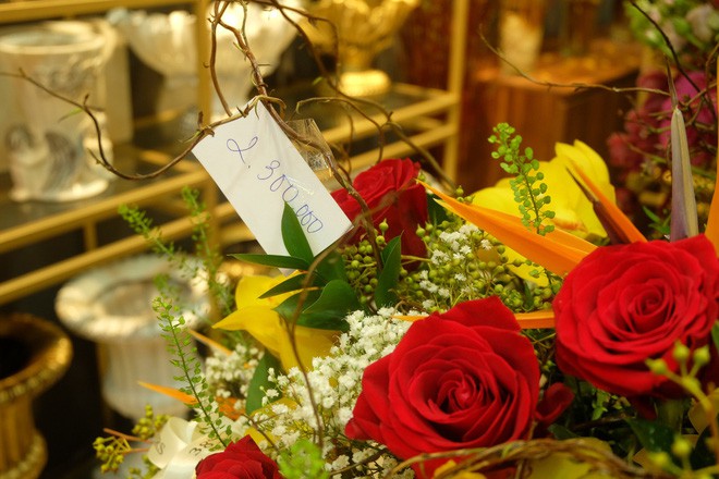 Đại gia Hà Nội chi gần 20 triệu mua 300 bông hồng ngoại tặng bạn gái dịp 8/3 - Ảnh 4.