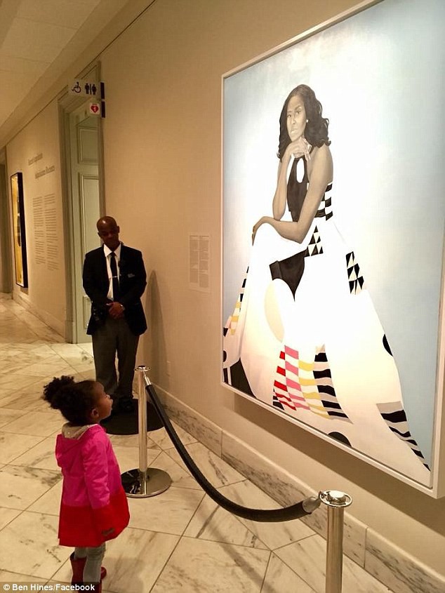 Nổi tiếng chỉ nhờ một bức ảnh, bé gái 2 tuổi sung sướng khi được gặp gỡ và nhảy múa cùng bà Michelle Obama - Ảnh 1.