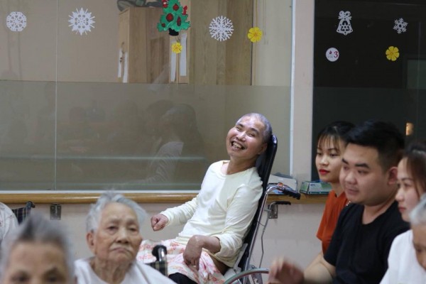 Đăng ảnh các cụ già chơi vui vẻ, cô gái trẻ mong mọi người có cái nhìn khác về viện dưỡng lão - Ảnh 17.