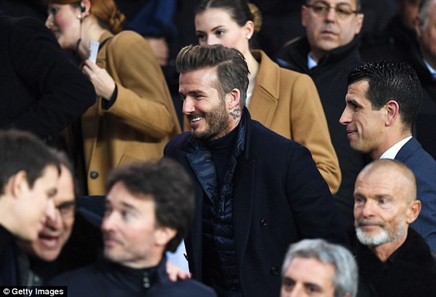 Ngồi cạnh Bella Hadid, David Beckham cực hớn hở, mải dán mắt vào người đẹp kém 21 tuổi - Ảnh 10.