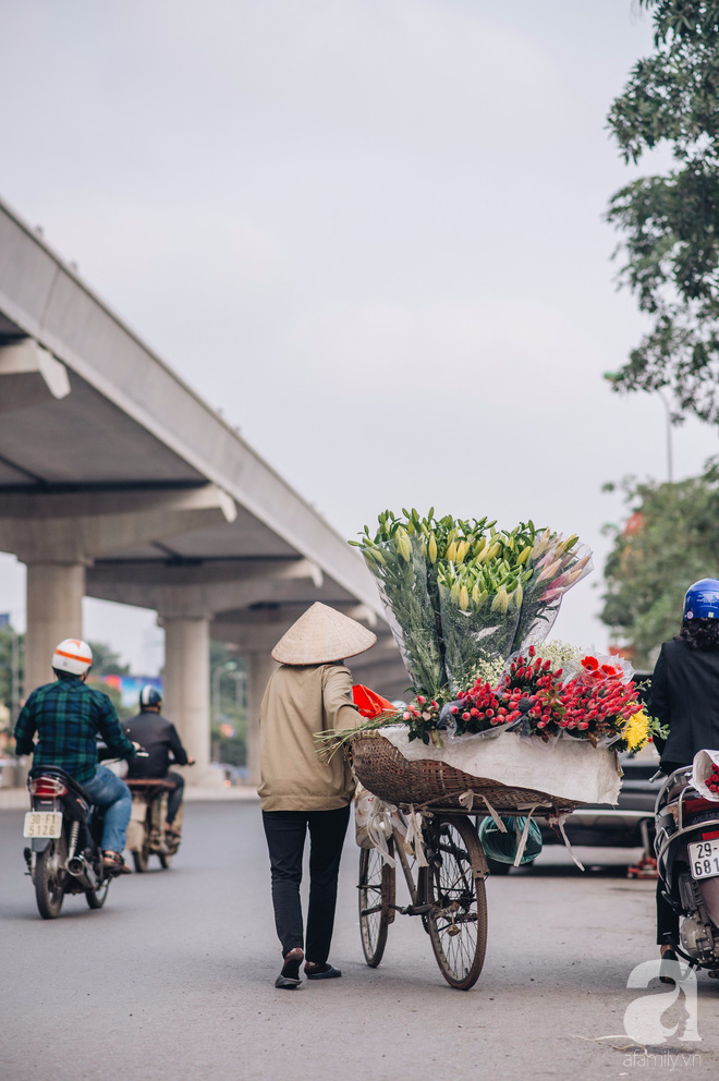 8/3 hoa ly làng Tây Tựu vẫn mất giá, người dân bình thản bảo nhau: Không sao đâu, mùa sau sẽ phất! - Ảnh 7.