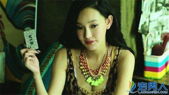  Nhan sắc nóng bỏng của con gái Châu Nhuận Phát được vua phim 18+ để ý - Ảnh 1.