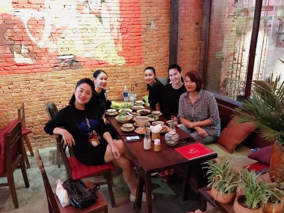 Đi ăn cùng bạn bè, Hà Tăng lại khéo léo che chắn vòng hai giữa tin đồn bầu bí? - Ảnh 1. Đi ăn cùng bạn bè, Hà Tăng lại khéo léo che chắn vòng hai giữa tin đồn bầu bí? - Ảnh 1.