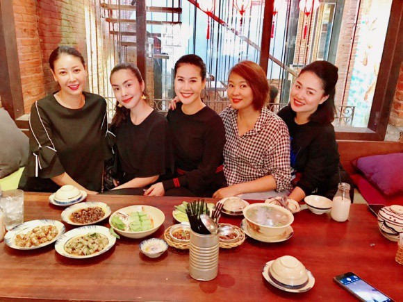 Đi ăn cùng bạn bè, Hà Tăng lại khéo léo che chắn vòng hai giữa tin đồn bầu bí? - Ảnh 2. Đi ăn cùng bạn bè, Hà Tăng lại khéo léo che chắn vòng hai giữa tin đồn bầu bí? - Ảnh 2.