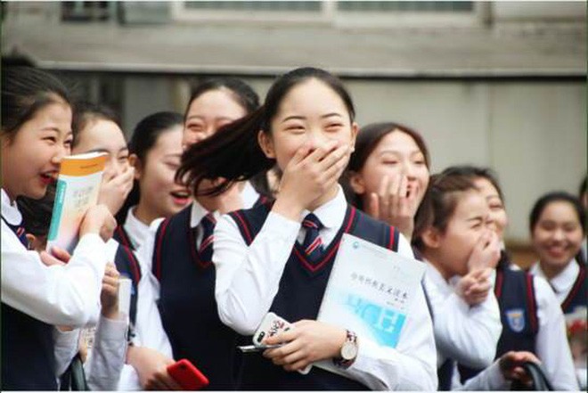 Nam sinh trường người ta khiến bao cô nàng ghen tị: Thuê xe đạp, cột bóng bay đèo các bạn nữ nhân ngày Con gái 7/3 - Ảnh 3. Nam sinh trường người ta khiến bao cô nàng ghen tị: Thuê xe đạp, cột bóng bay đèo các bạn nữ nhân ngày Con gái 7/3 - Ảnh 3.