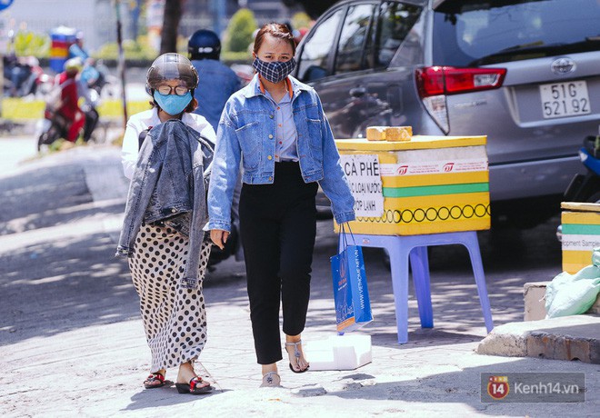 Sài Gòn nắng nóng kinh hoàng ngày 8/3, chị em phụ nữ trùm kín mít vẫn nhăn mặt khi ra đường - Ảnh 17.