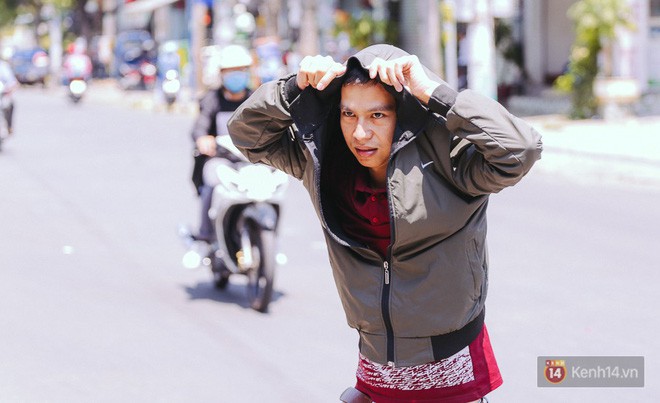 Sài Gòn nắng nóng kinh hoàng ngày 8/3, chị em phụ nữ trùm kín mít vẫn nhăn mặt khi ra đường - Ảnh 18.