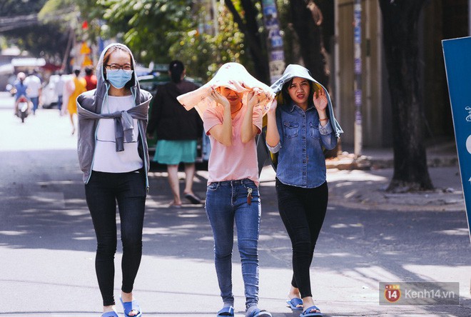 Sài Gòn nắng nóng kinh hoàng ngày 8/3, chị em phụ nữ trùm kín mít vẫn nhăn mặt khi ra đường - Ảnh 19.