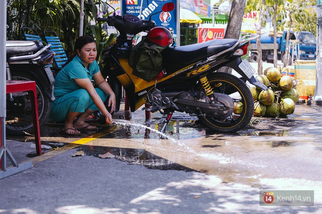 Sài Gòn nắng nóng kinh hoàng ngày 8/3, chị em phụ nữ trùm kín mít vẫn nhăn mặt khi ra đường - Ảnh 25.