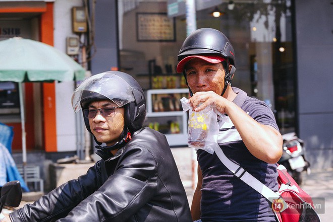 Sài Gòn nắng nóng kinh hoàng ngày 8/3, chị em phụ nữ trùm kín mít vẫn nhăn mặt khi ra đường - Ảnh 28.