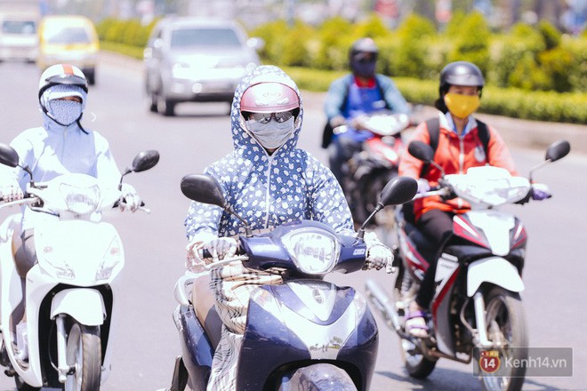 Sài Gòn nắng nóng kinh hoàng ngày 8/3, chị em phụ nữ trùm kín mít vẫn nhăn mặt khi ra đường - Ảnh 8.