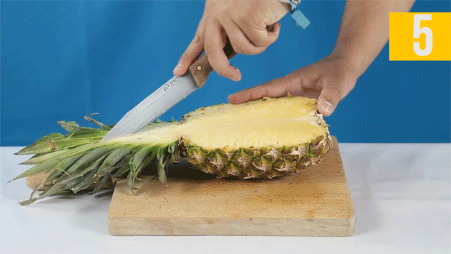 This way of peeling pineapple does not take time to remove the pineapple eyes, just a few strokes of the knife - Photo 2.