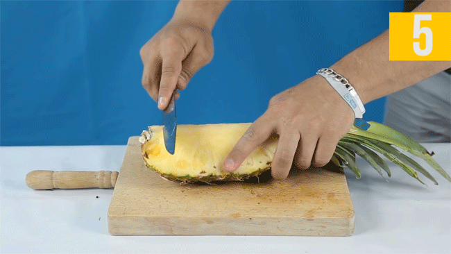 This way of peeling pineapple does not take time to remove the pineapple eyes, just a few strokes of the knife - Photo 3.