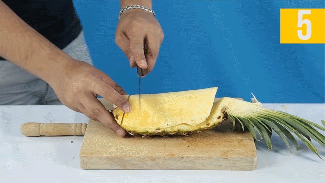 This way of peeling pineapple does not take time to remove the pineapple eyes, just a few strokes of the knife - Photo 4.