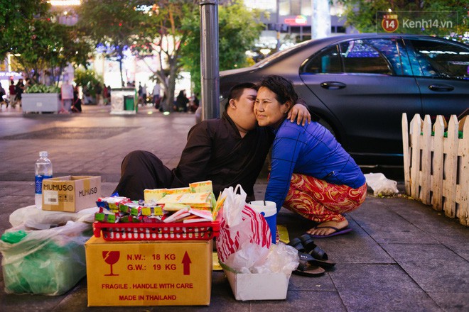 Chuyện má con thằng khờ bán hàng rong ở phố đi bộ Sài Gòn: 19 năm một mình đi tìm nụ cười cho con - Ảnh 16.