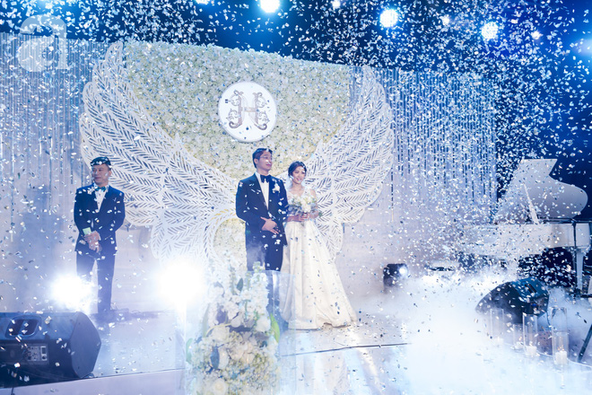 Đám cưới có 1-0-2 sang chảnh hết nấc: Sân khấu lộng lẫy, khách mời đa quốc gia, hoa tươi nhập khẩu tinh tế - Ảnh 6.