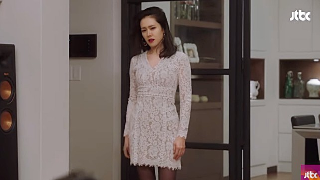 Son Ye Jin gây choáng khi ăn mặc sexy lả lơi với người yêu ngay trước mặt... bố mẹ - Ảnh 3. Son Ye Jin gây choáng khi ăn mặc sexy lả lơi với người yêu ngay trước mặt... bố mẹ - Ảnh 3.