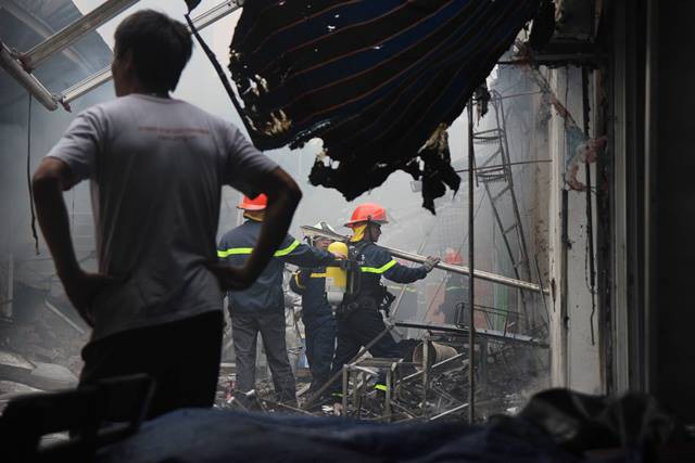 Vụ cháy chợ thiêu rụi hàng loạt ki ốt ở Hà Nội: Do người dân đốt hương ngày rằm hoặc chập cháy điện ? - Ảnh 1.