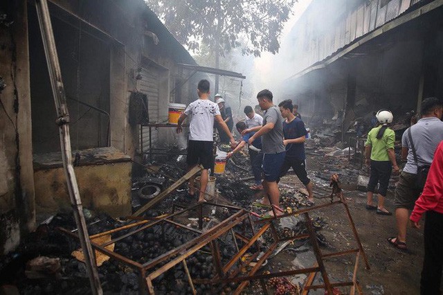 Vụ cháy chợ thiêu rụi hàng loạt ki ốt ở Hà Nội: Do người dân đốt hương ngày rằm hoặc chập cháy điện ? - Ảnh 4.