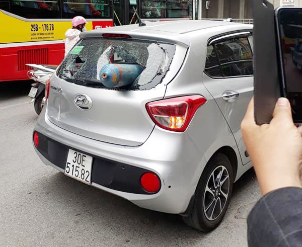 Hà Nội: Bình gas dài cả mét phi thủng xe ô tô đang lưu thông khiến nhiều người sợ hãi - Ảnh 1.