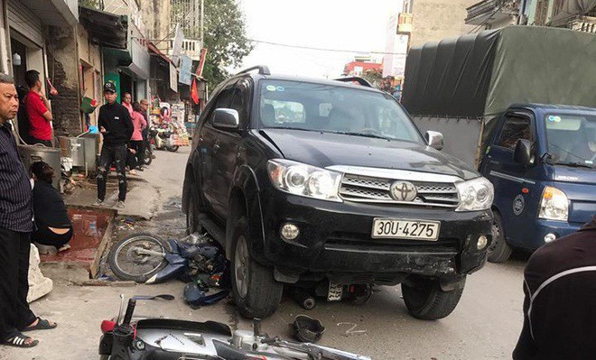 Vụ xe điên gây tai nạn thương tâm ở Hà Nội: Mẹ gãy chân nằm viện không hay biết con gái 7 tuổi đã mất - Ảnh 1.