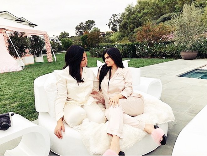 Choáng ngợp trước căn biệt thự xa hoa có giá 12 triệu USD, rộng 1.226m2 của cô út nhà Kim - Kylie Jenner - Ảnh 8.