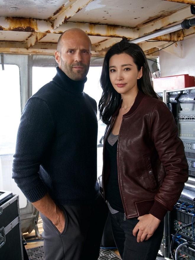 Chán đua xe, người vận chuyển Jason Statham hợp tác cùng Lý Băng Băng đuổi cá mập - Ảnh 2.