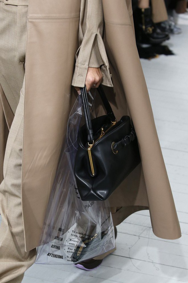 Trông hệt như túi nilon đi chợ nhưng túi nhựa trong có giá hơn 20 triệu của Celine đang được các tín đồ thời trang thích điên cuồng - Ảnh 7.