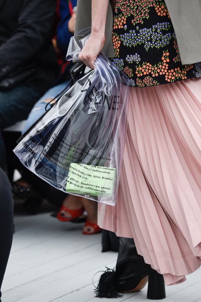 Trông hệt như túi nilon đi chợ nhưng túi nhựa trong có giá hơn 20 triệu của Celine đang được các tín đồ thời trang thích điên cuồng - Ảnh 8.