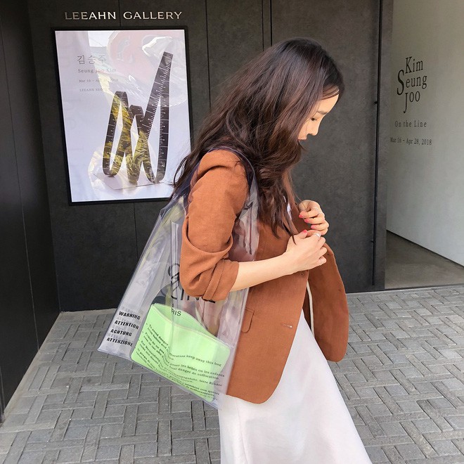 Trông hệt như túi nilon đi chợ nhưng túi nhựa trong có giá hơn 20 triệu của Celine đang được các tín đồ thời trang thích điên cuồng - Ảnh 10.