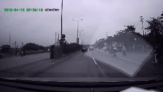 Hà Nội: Tránh xe ô tô đi ngược chiều, hai thanh niên suýt bị xe máy phía sau cán chết trên Quốc lộ 5 - Ảnh 1.