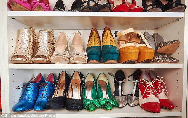 Người phụ nữ dùng cả tuổi thanh xuân để mua giày: đã mua tới 400 đôi và sẽ không có dấu hiệu dừng lại - Ảnh 2.