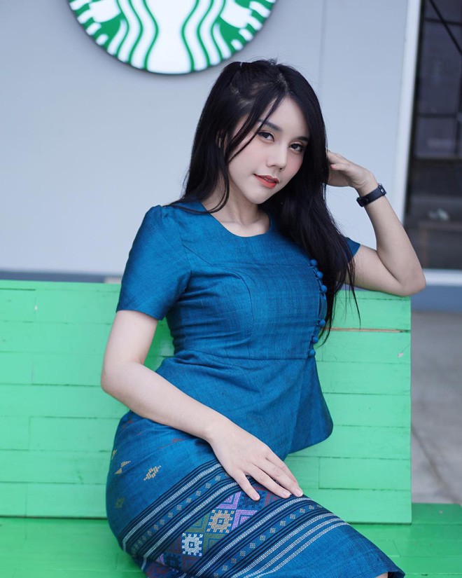 Ăn mặc nóng bỏng bán bánh ngoài phố, cô gái Thái Lan không bị ném đá mà còn được khen ngợi vì quá xinh đẹp - Ảnh 9.