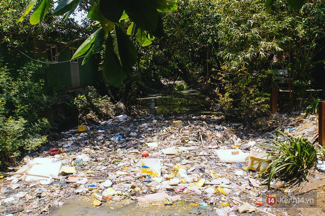 Sân bay Tân Sơn Nhất đối mặt với nguy cơ ngập vào mùa mưa do hàng tấn rác thải bịt kín kênh thoát nước - Ảnh 9.