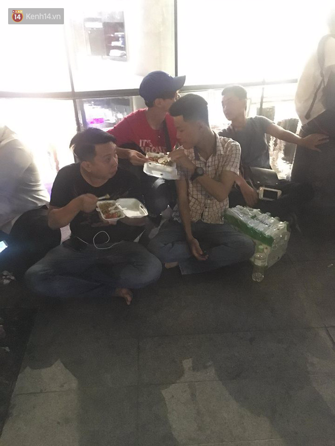 Ngao ngán cảnh vỏ túi nilon, chai nhựa... la liệt sau đêm xếp hàng canh mua giày Adidas của các bạn trẻ ở Sài Gòn - Ảnh 1.