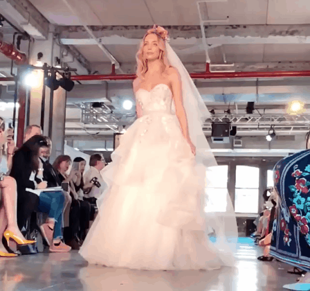Chưa từng xảy ra: Người mẫu được cầu hôn khi đang trình diễn váy cưới - Ảnh 1.