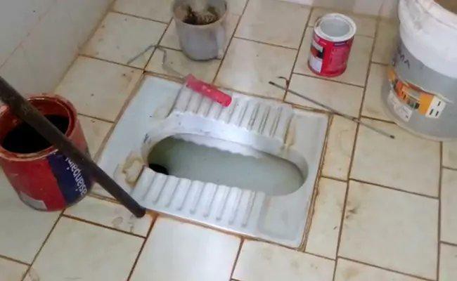 Thợ sửa ống nước bị sốc khi phát hiện thi thể bé sơ sinh 2 ngày tuổi trong bồn cầu - Ảnh 1. Thợ sửa ống nước bị sốc khi phát hiện thi thể bé sơ sinh 2 ngày tuổi trong bồn cầu - Ảnh 1.