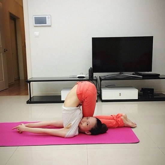 Mỹ nhân Việt khoe động tác yoga ‘bá đạo’ khiến fan không khỏi ‘thót tim’ - Ảnh 1.