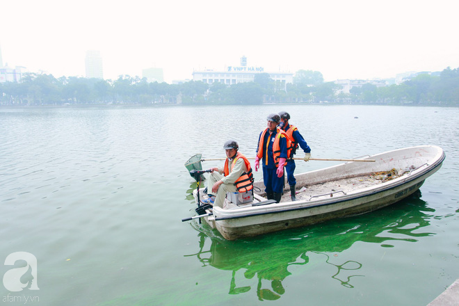 Sáng 17/4 nước Hồ Gươm bỗng xanh bất thường, phát hiện có tảo độc - Ảnh 8.