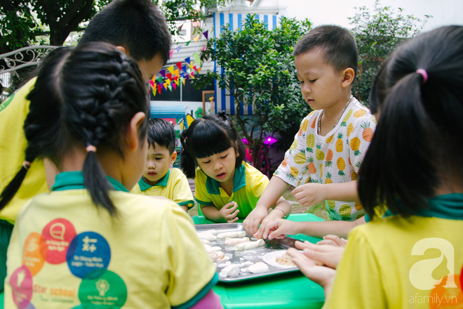 Nhỏ xinh những bàn tay trẻ thơ làm bánh trong ngày tết Hàn thực - Ảnh 2.