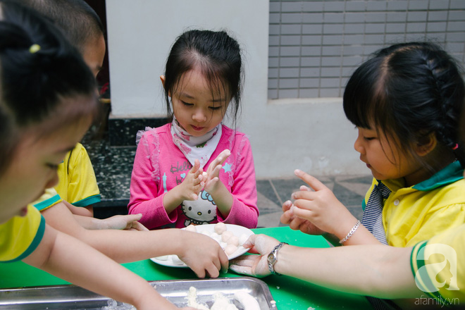 Nhỏ xinh những bàn tay trẻ thơ làm bánh trong ngày tết Hàn thực - Ảnh 5.