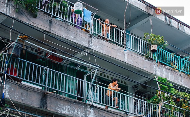 Chùm ảnh: Cuộc sống của những người hơn 4 thập kỷ bên trong các chung cư hạng C giữa Sài Gòn - Ảnh 2.