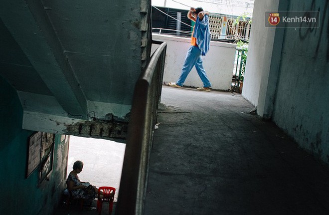 Chùm ảnh: Cuộc sống của những người hơn 4 thập kỷ bên trong các chung cư hạng C giữa Sài Gòn - Ảnh 7.