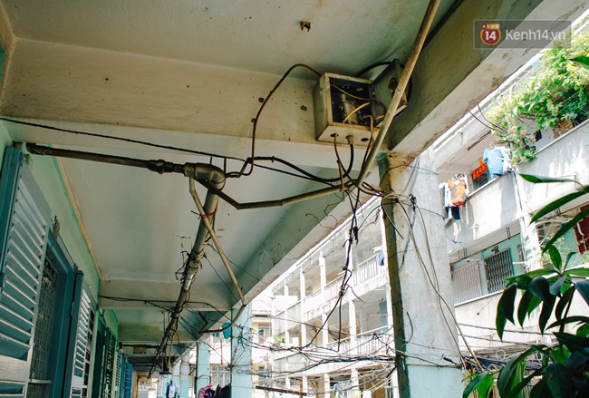 Chùm ảnh: Cuộc sống của những người hơn 4 thập kỷ bên trong các chung cư hạng C giữa Sài Gòn - Ảnh 8.