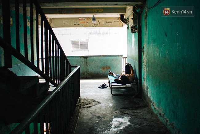 Chùm ảnh: Cuộc sống của những người hơn 4 thập kỷ bên trong các chung cư hạng C giữa Sài Gòn - Ảnh 9.