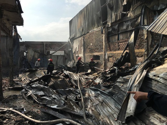 Xưởng ó keo ở ven Sài Gòn cháy lớn, nhiều công nhân hoảng loạn tháo chạy  - Ảnh 1.